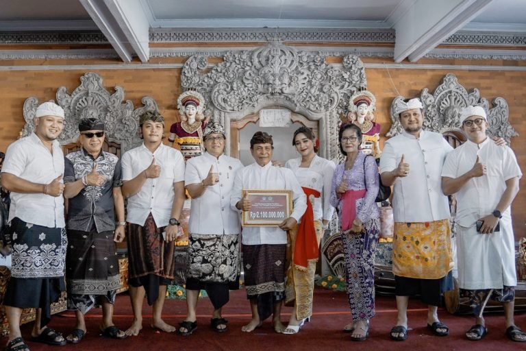 Bupati Badung Giri Prasta menyerahkan dana hibah untuk pembangunan sekaligus peletakan batu pertama wantilan Banjar Tampak Gangsul, Desa Dangin Puri Kauh, Denpasar, Selasa 16 Juli 2024.