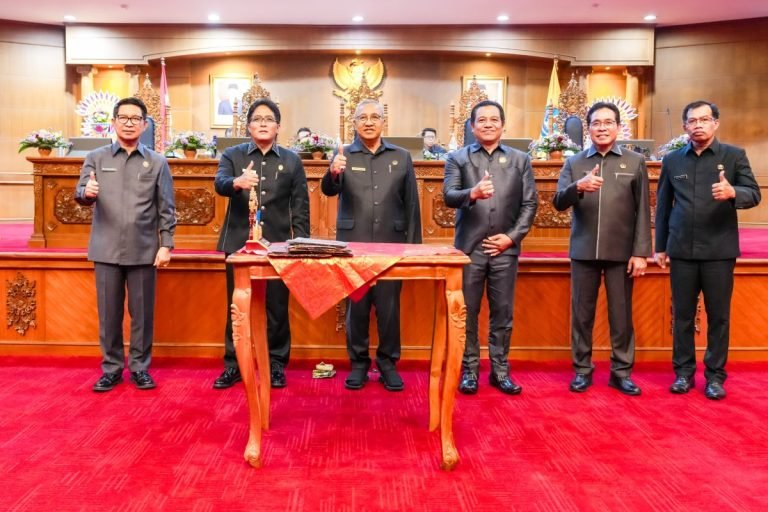 Bupati Giri Prasta saat penutupan Rapat Paripurna Masa Sidang Kedua DPRD Kabupaten Badung Tahun 2024 di Ruang Rapat Sidang Utama Gosana, Gedung DPRD Badung, Puspem Badung, Selasa 16 Juli 2024.