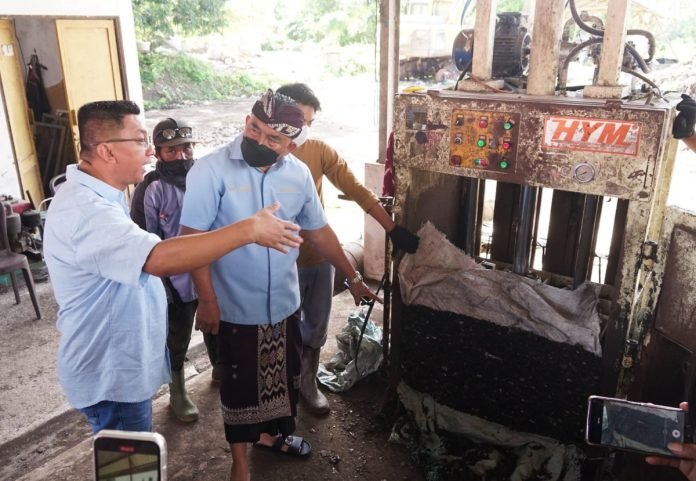 Bupati Jembrana saat memantau uji coba mesin RDF (Refuse Derived Fuel) di Tempat Pembuangan Akhir (TPA) Peh, Desa Kaliakah