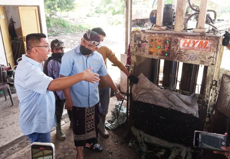 Bupati Jembrana saat memantau uji coba mesin RDF (Refuse Derived Fuel) di Tempat Pembuangan Akhir (TPA) Peh, Desa Kaliakah