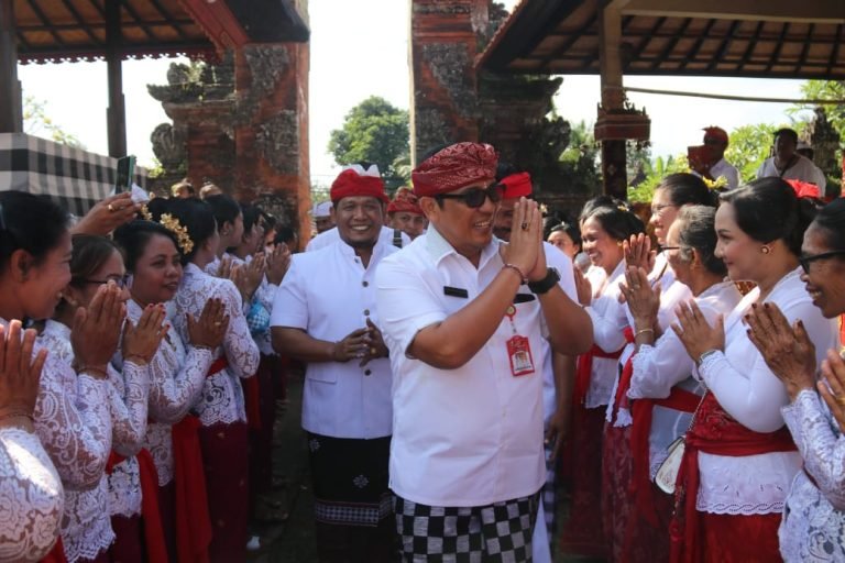 Bupati Sanjaya Hadiri Puncak Upacara Pemelaspasan di Desa Adat Senapahan dan Cepaka
