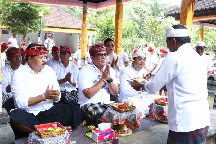 Bupati Tabanan Hadiri Persembahyangan di Pura Luhur Besikalung dan Pura Luhur Batu Lumbung