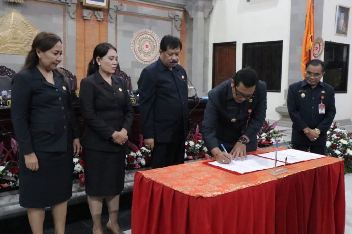 Terkait Persetujuan 3 Ranperda, Bupati Tabanan Hadiri Rapat Paripurna ke-6