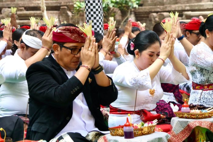 Bupati Tabanan Pimpin Persembahyangan Bhakti Penganyar di Dua Pura Suci Jawa Timur