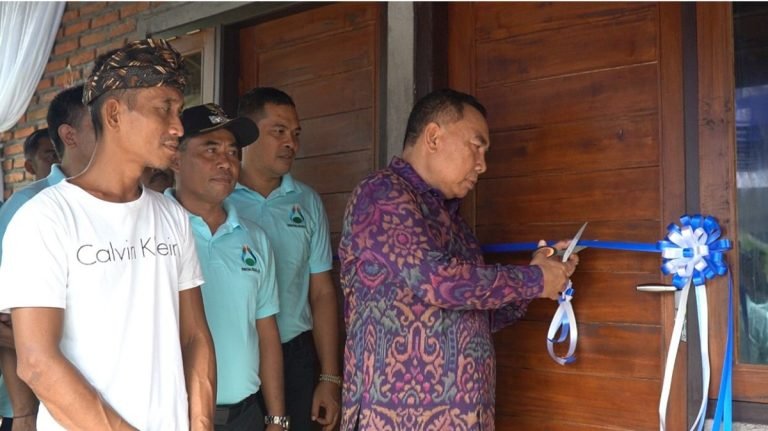 Bupati Tamba Serahkan Bantuan Bedah Rumah untuk Tujuh Keluarga Kurang Mampu di Kecamatan Negara