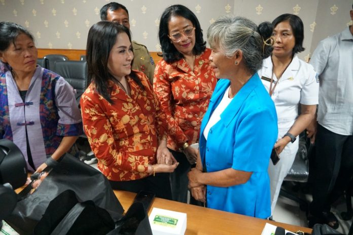 DWP Badung Berbagi Kasih dengan Serahkan Sembako kepada Pensiunan ASN