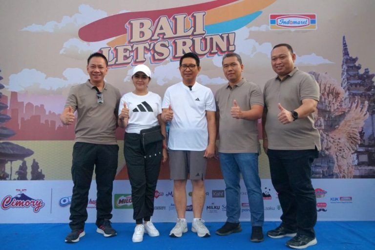Sekda Wayan Adi Arnawa saat melepas kegiatan Fun Run Indomaret 2024, Minggu (21/7) di Pantai Kuta, Kecamatan Kuta.
