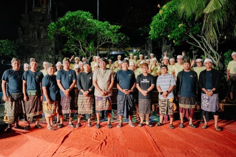 Sekda Badung Wayan Adi Arnawa menghadiri acara gladi bersih dan pelepasan Duta Kabupaten Badung ke PKB XLVI tahun 2024 di Panggung Ajeng Pura Segara, Tsunami Shelter Kuta, Kamis (1/7).