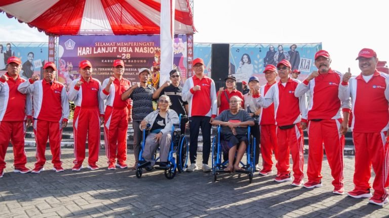 Wabup Ketut Suiasa saat menghadiri acara Peringatan Hari Lanjut Usia Nasional Ke-28, di Lapangan Puspem Badung, Jumat (12/7).