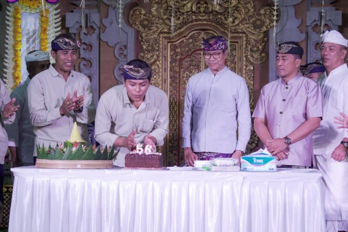 Wakil Bupati Badung I Ketut Suiasa menghadiri HUT STT. Eka Santhi Waringin Ke-56 Tahun, di Balai Banjar Tandeg, Desa Tibubeneng, Kuta Utara, Sabtu (6/7).