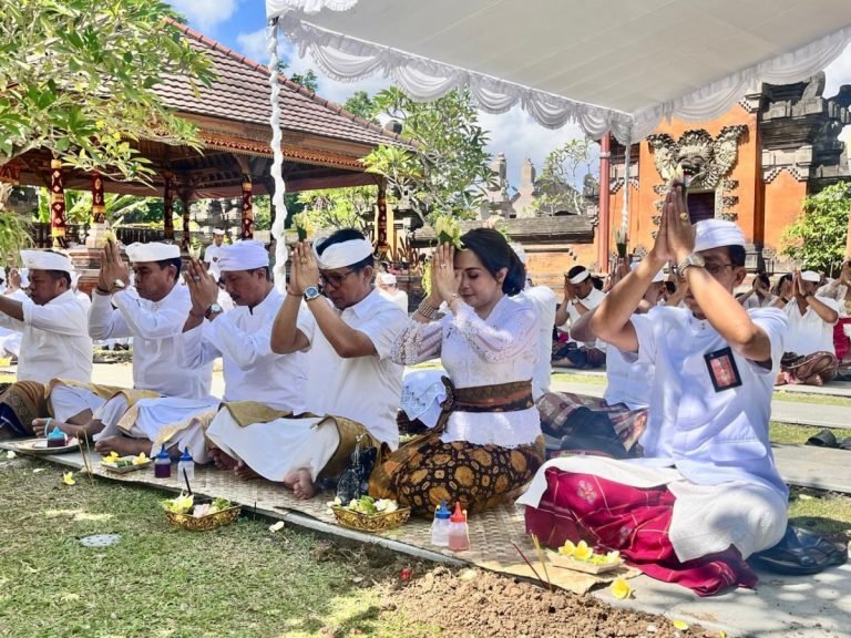 Sekda I Wayan Adi Arnawa bersama Nyonya Rasniathi Adi Arnawa saat persembahyangan bersama Hari Saraswati di Pura Lingga Bhuwana, Puspem Badung, Sabtu (13/7).