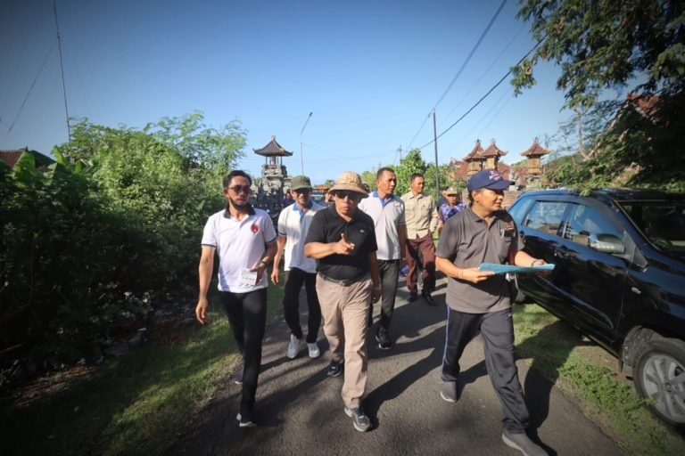 Bupati Tamba Pantau Langsung Perbaikan Jalan Penghubung Banjar Awen dan Desa Pengambengan
