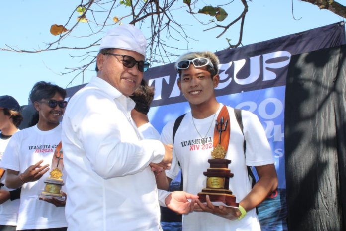 Sekda Alit Wiradana Serahkan Piala Pemenang Kejuaraan Surfing Walikota Cup Tahun 2024.