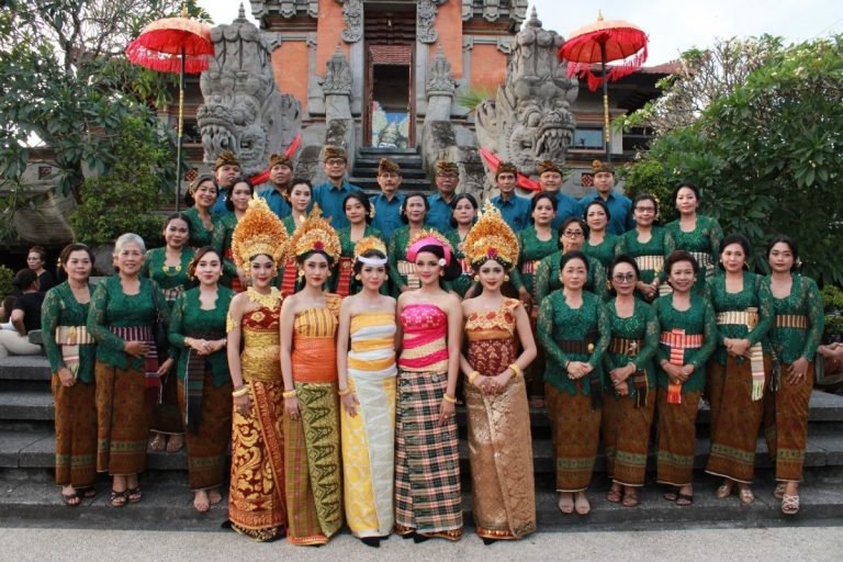 Duta Kota Denpasar memberikan sajian busana terbaiknya pada Utsawa Busana Khas Daerah serangkaian Pesta Kesenian Bali (PKB) XLVI Tahun 2024 di Gedung Ksirarnawa, Taman Budaya Art Center Denpasar, Sabtu (6/7).
