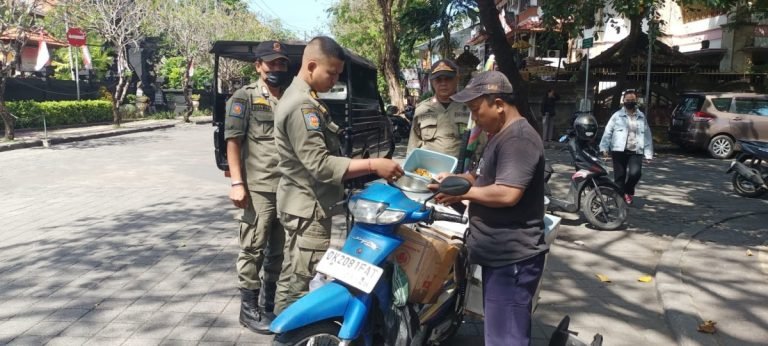 Satpol PP Denpasar Tertibkan Pedagang Kaki Lima di Atas Trotoar