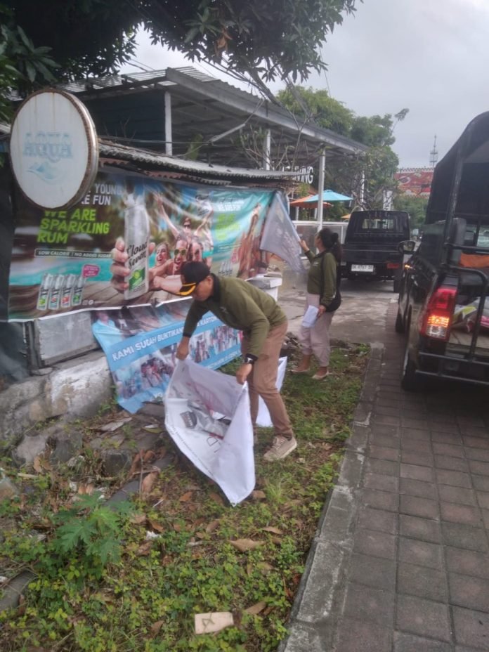 Satpol PP Denpasar Bersihkan Spanduk dan Pamflet Ilegal