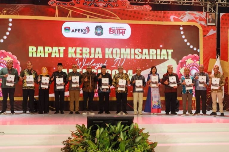 Walikota Denpasar, I Gusti Ngurah Jaya Negara yang juga selaku Ketua Komisariat Wilayah IV saat menghadiri acara Rapat Kerja Komisariat Wilayah (Rakerkomwil) IV ke 19 APEKSI, di Hotel Santika, Kota Blitar, Jumat (12/7).