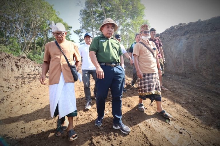 Bupati Tamba Cek Pembangunan Jalan Terusan Menuju Pura Rambut Siwi