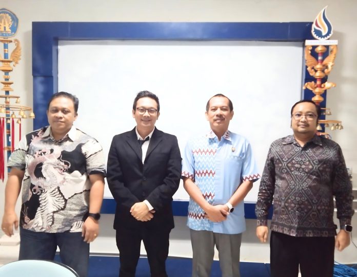 Hendra Wijaya (pakai jas), salah seorang mahasiswa Pasacasarjana ITB STIKOM Bali yang lulus dalam waktu 1,5 tahun foto bersama (dari kiri): Wakil Rektor I ITB STIKOM Bali, Dr. Roy Rudolf Huizen, S.T., M.T., Rektor ITB STIKOM Bali, Dr. Dadang Hermawan, dan Direkur Pascasarjana ITB STIKOM Bali Dr. Dandy Pramana Hostiadi, S.Kom., M.T.