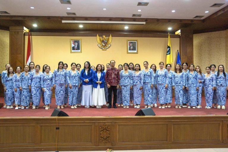 Wabup Ketut Suiasa menghadiri pengukuhan dan pelantikan Kepengurusan DPC IWAPI Kabupaten Badung, di Ruang Kertha Gosana Puspem Badung, Selasa (23/7).