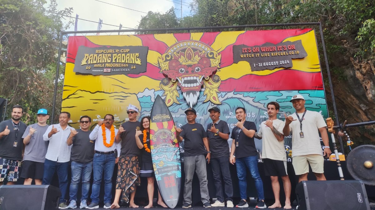 Jajaran Manager, Sponsor dan pemerintah daerah dalam pembukaan Rip Curl Cup Padang Padang 2024