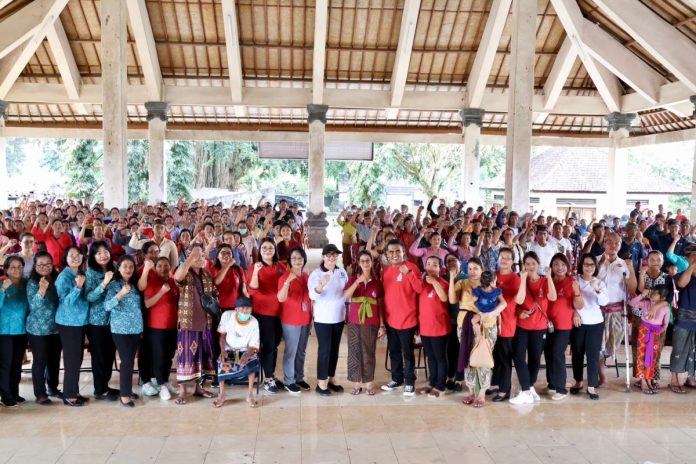 Ketua TP PKK Tabanan Berbagi Bantuan dan Dukungan di Kecamatan Marga dan Baturiti