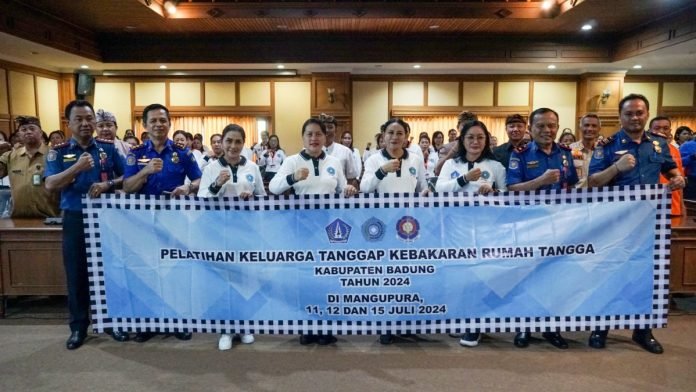 Ketua TP. PKK Badung Nyonya Seniasih Giri Prasta saat Sosialisasi Tanggap Kebakaran Rumah Tangga di Ruang Rapat Madya Gosana, Gedung DPRD Badung, Kamis 11 Juli 2024.