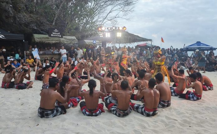 Kompetisi Selancar Rip Curl Cup Padang Padang 2024 Resmi Dibuka dengan Tarian Kecak