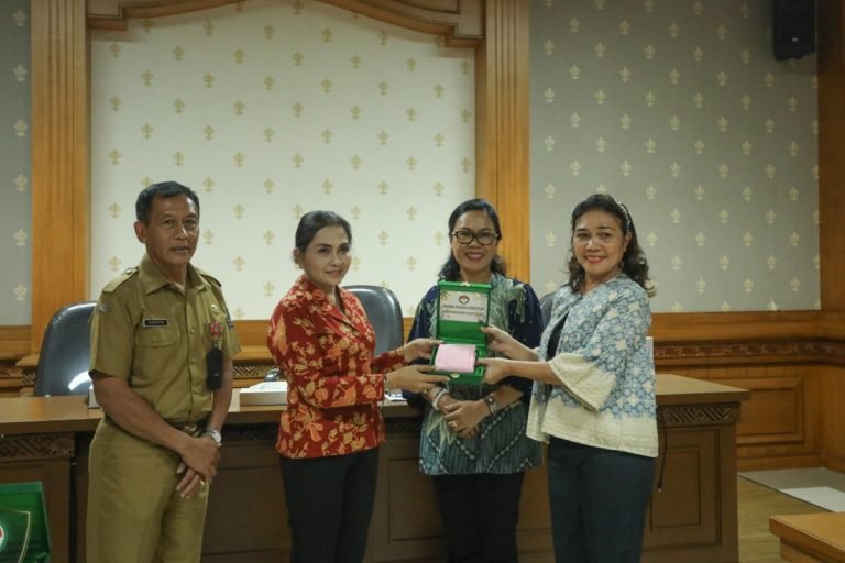 Ketua DWP Kabupaten Badung Nyonya Rasniathi Adi Arnawa menerima kunjungan dari DWP Kepulauan Talaud Provinsi Sulawesi Utara yang dipimpin langsung oleh Nyonya S.L Kamagi Papalapu di Puspem Badung, Senin (22/7).