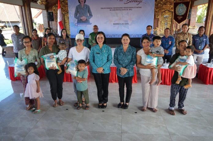 Ketua TP.PKK Badung Nyonya Seniasih Giri Prasta menerima kunjungan Pj, Ketua TP. PKK Nyonya Ida Mahendra Jaya di Gedung Serbaguna, Desa Adat Gulingan Mengwi, Jumat (5/6).