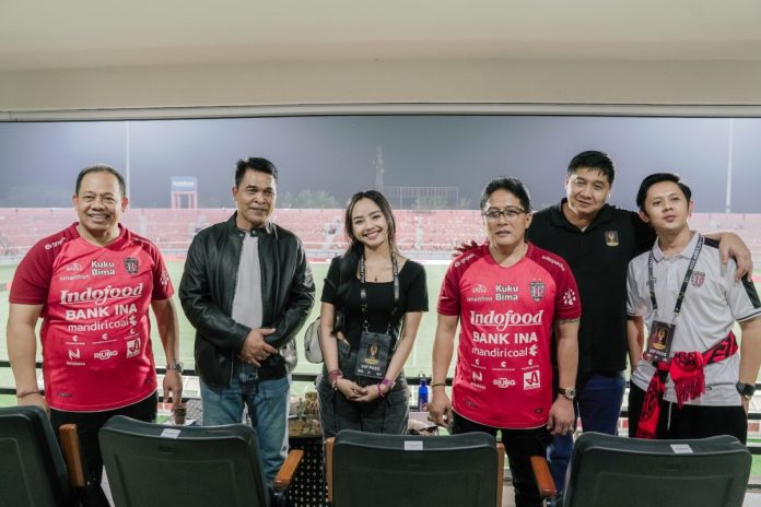 Bupati Badung I Nyoman Giri Prasta saat menghadiri Pertandingan Bali United vs Persija Jakarta serangkaian Turnamen Piala Presiden 2024, di Stadion Kapten I Wayan Dipta, Gianyar, pada Jumat (26/7).