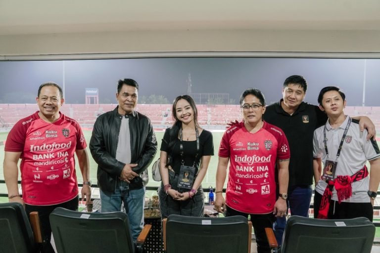 Bupati Badung I Nyoman Giri Prasta saat menghadiri Pertandingan Bali United vs Persija Jakarta serangkaian Turnamen Piala Presiden 2024, di Stadion Kapten I Wayan Dipta, Gianyar, pada Jumat (26/7).