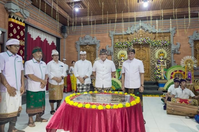 Bupati Nyoman Giri Prasta menghadiri Karya Melaspas, Ngenteg Linggih, Mapadudusan Alit di Pelinggih Ratu Ngurah Sakti Begawan Penyarikan dan Bale Banjar Adat Dangin Yeh, Desa Adat Abianbase, Mengwi, Rabu (24/7).