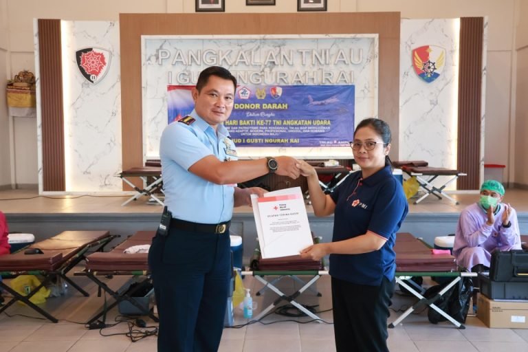 Memperingati Hari Bakti ke-77 TNI Angkatan Udara (AU), Lanud I Gusti Ngurah Rai menggelar kegiatan donor darah
