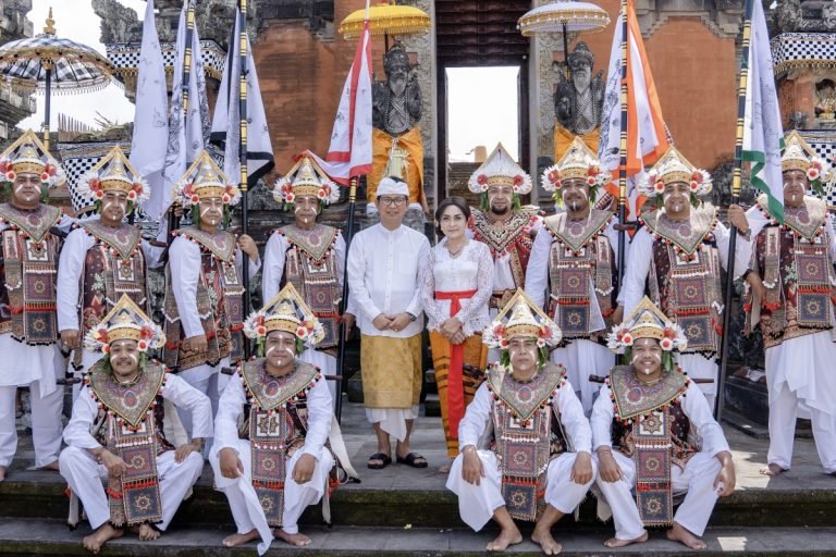 Sekda I Wayan Adi Arnawa melakukan persembahyangan serangkaian karya piodalan Nyatur Lebah di Pura Lingga Bhuwana dan pujawali di Pura Taman Beji DPRD Kabupaten Badung, Sabtu (20/7).