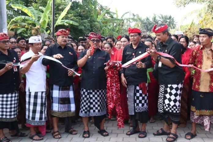 Bupati Tabanan Resmikan Jalan Desa Sepanjang 278 Meter di Banjar Tandan Penawing