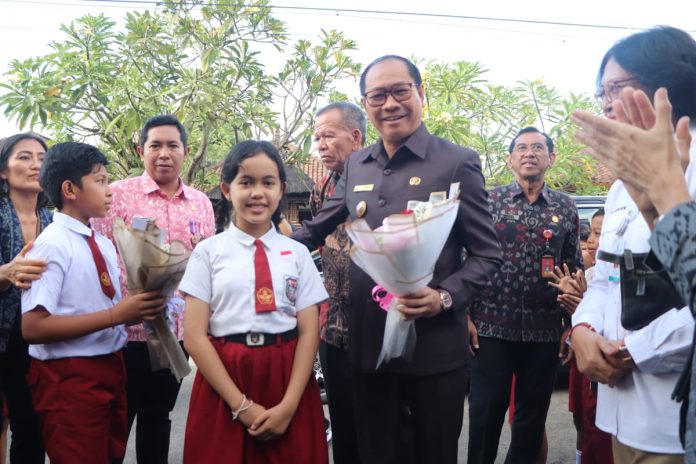 Wabup Ketut Suiasa meneteskan vaksin polio kepada balita dan anak-anak saat kick off Pekan Imunisasi Nasional (PIN) Polio tahun 2024 di Br. Gulingan, Desa Adat Tegal Darmasaba, Kecamatan Abiansemal, Selasa (23/7).