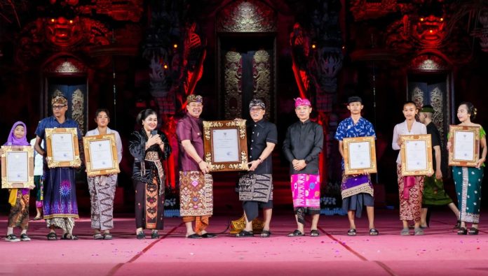 Bupati Badung I Nyoman Giri Prasta menghadiri penutupan PKB sekaligus menerima penghargaan sebagai Juara Umum PKB XLVI Tahun 2024 di Panggung Terbuka Ardha Candra Art Centre, Denpasar, Sabtu (13/7).