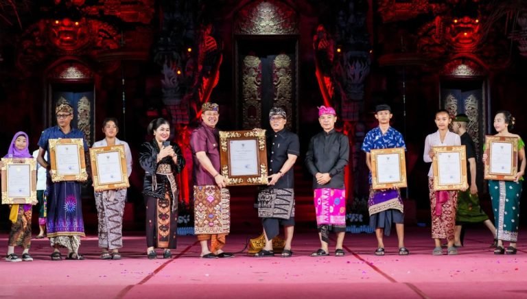 Bupati Badung I Nyoman Giri Prasta menghadiri penutupan PKB sekaligus menerima penghargaan sebagai Juara Umum PKB XLVI Tahun 2024 di Panggung Terbuka Ardha Candra Art Centre, Denpasar, Sabtu (13/7).