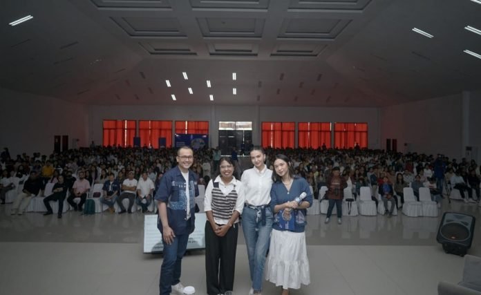 Para pembicara 15th SATU Indonesia Awards 2024 berfoto bersama para peserta usai acara Astratalk Bincang Inspiratif 15th SATU Indonesia Awards 2024 Bersama, Berkarya, Berkelanjutan di Sumba, Nusa Tenggara Timur pada Sabtu pagi 20 Juli 2024.