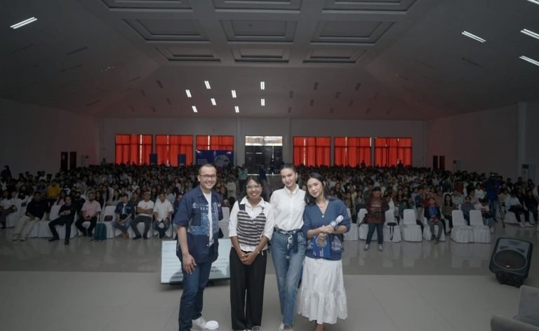 Para pembicara 15th SATU Indonesia Awards 2024 berfoto bersama para peserta usai acara Astratalk Bincang Inspiratif 15th SATU Indonesia Awards 2024 Bersama, Berkarya, Berkelanjutan di Sumba, Nusa Tenggara Timur pada Sabtu pagi 20 Juli 2024.