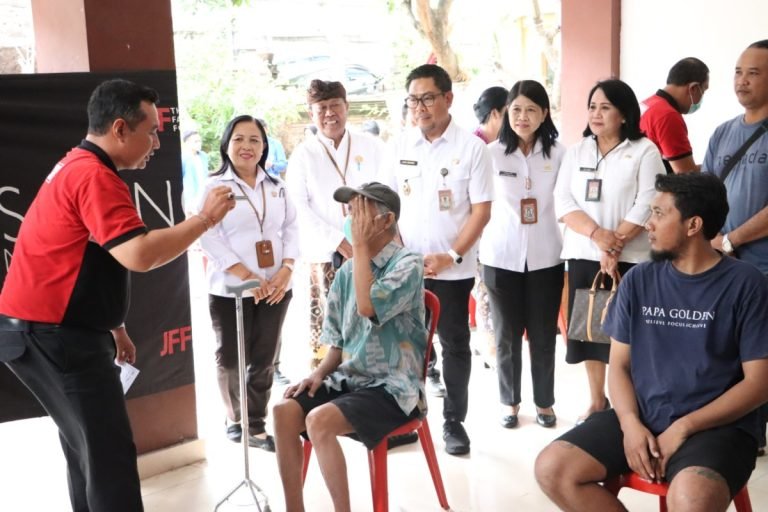Pemkot Denpasar Gelar Pasar Murah dan Safari Kesehatan di Kantor Desa Dauh Puri Kaja