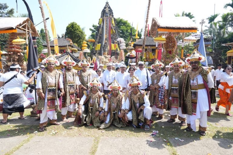 Pemkab Badung Laksanakan Upacara Bakti Penganyar di Pura Mandhara Giri Semeru Agung