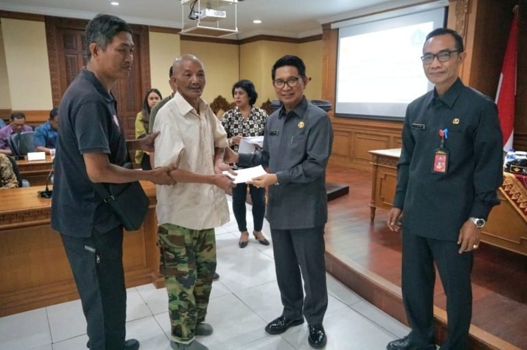 Sekda Adi Arnawa Salurkan Santunan Pensiun dan Dana Kematian KORPRI Badung