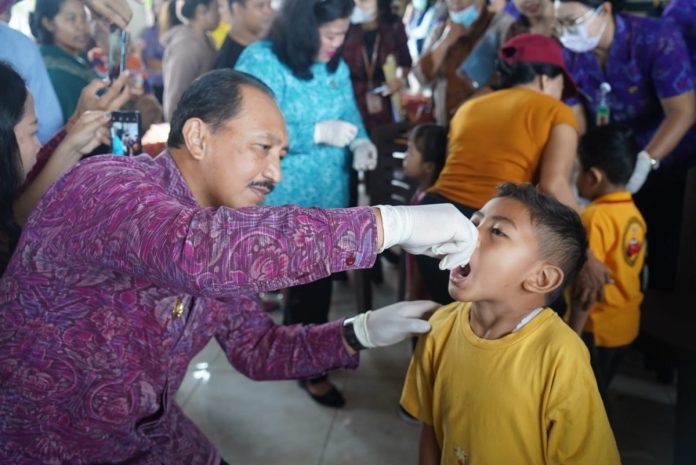 Pj Bupati Klungkung Tinjau Langsung Pelaksanaan PIN Polio di Desa Takmung