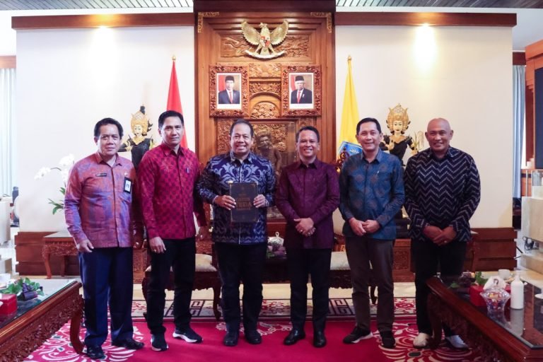 Pj Gubernur Bali Terima Bantuan Buku Catur Weda dari BPD Bali untuk Pendidikan Agama