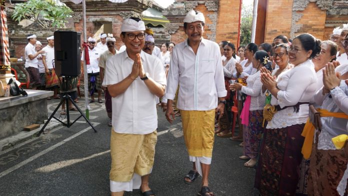 Sekda Badung Wayan Adi Arnawa saat menghadiri Melaspas Gambelan Gong Kebyar bertempat di Pura Batan Nyuh, Banjar Pengiasan, Desa Mengwi, Sabtu (27/7).