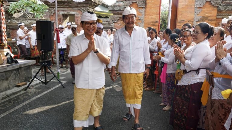 Sekda Badung Wayan Adi Arnawa saat menghadiri Melaspas Gambelan Gong Kebyar bertempat di Pura Batan Nyuh, Banjar Pengiasan, Desa Mengwi, Sabtu (27/7).