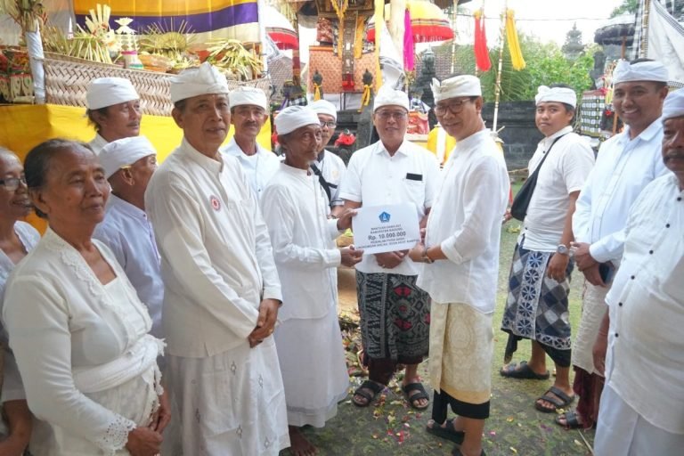 Wakil Bupati Badung I Ketut Suiasa saat menghadiri Pujawali di Pura Sada, Lingkungan Ancak, Desa Adat Kampial, Kecamatan Kuta Selatan, Sabtu (27/7).