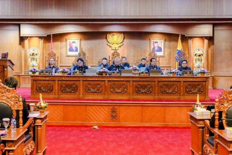 Bupati Nyoman Giri Prasta saat hadiri Rapat Paripurna Masa Persidangan Kedua DPRD Kabupaten Badung di Ruang Utama Gosana Gedung DPRD Kabupaten Badung, Rabu (10/7).